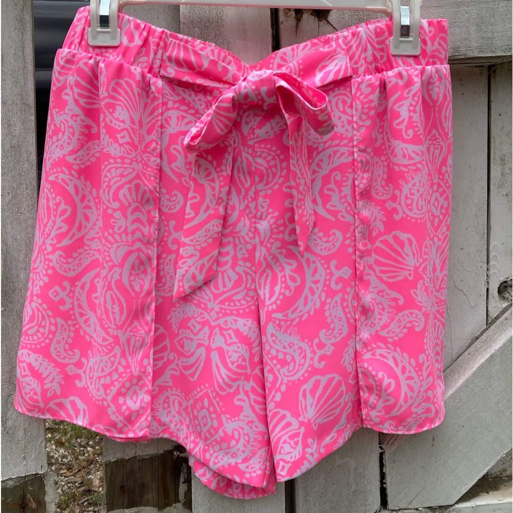 NWOT Pink and white Mylee shorts with tie